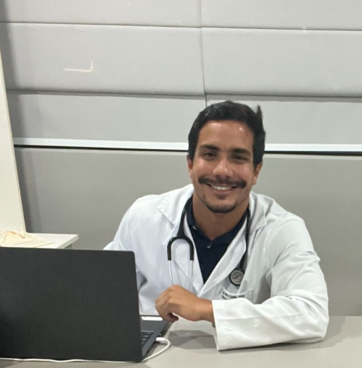 Dr. João Pedro Gomes Alves em consultório